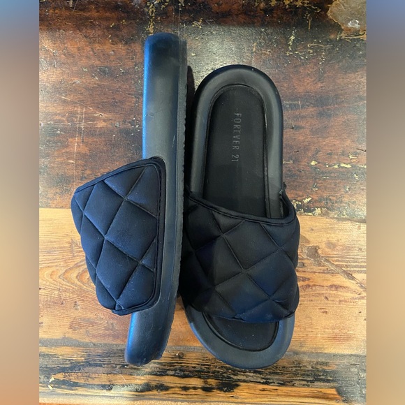 Black quilted slides - women’s size 10 - Picture 2 of 4